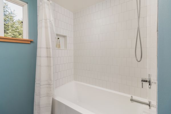 Bathtub with white subway tile